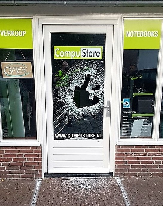 Glasschade bij poging inbraak Compustore - Foto: Politie Dalfsen
