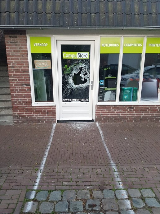 Glasschade bij poging inbraak Compustore - Foto: Politie Dalfsen