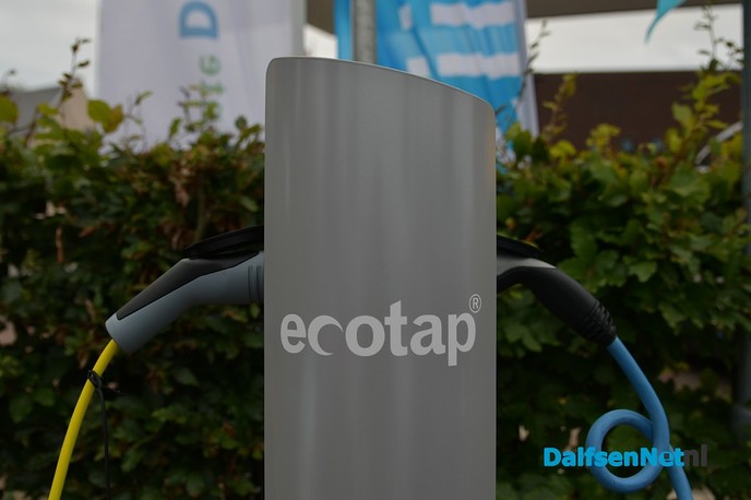 Eerste laadpunt grootste Europese aanbesteding in gebruik genomen in Dalfsen - Foto: Johan Bokma
