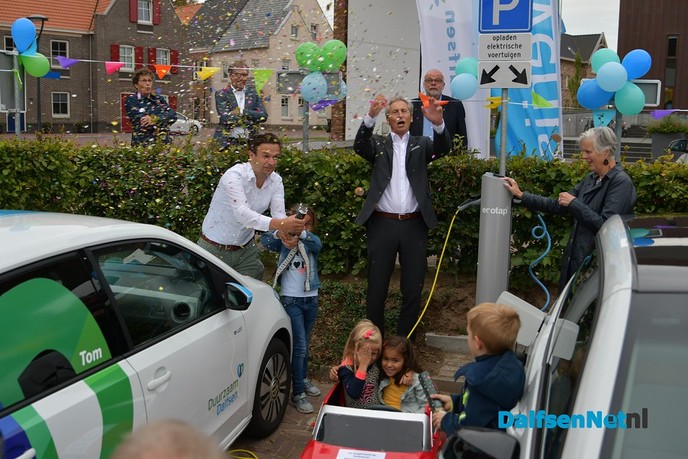Eerste laadpunt grootste Europese aanbesteding in gebruik genomen in Dalfsen - Foto: Johan Bokma