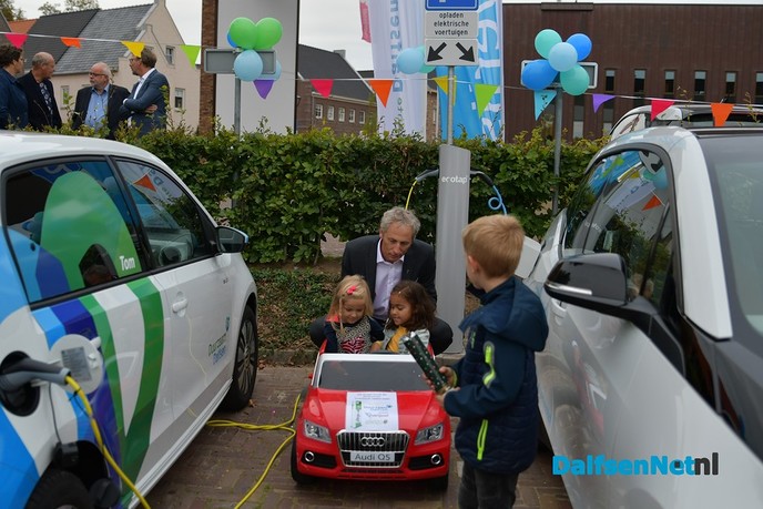 Eerste laadpunt grootste Europese aanbesteding in gebruik genomen in Dalfsen - Foto: Johan Bokma