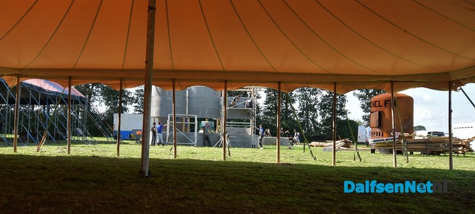 De pruttel eempies kloarmaken bie de Kachel FM - Foto: Johan Bokma