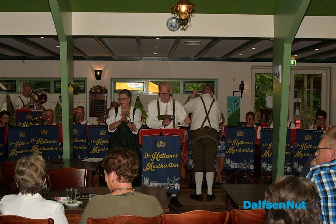 Daverend optreden Egerländerkapel in Het Boskamp - Foto: Johan Bokma