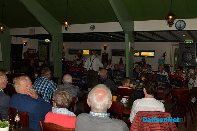 Daverend optreden Egerländerkapel in Het Boskamp - Foto: Johan Bokma