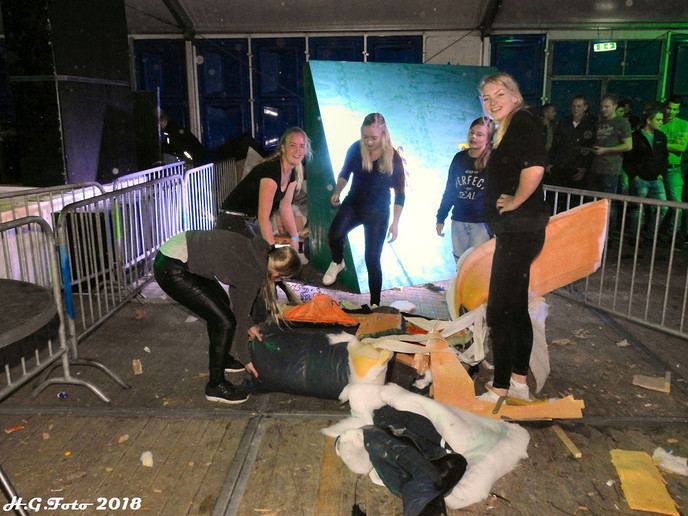 Bankstel proppen bij het Maisfeest Ankum.