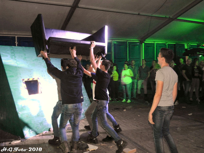 Bankstel proppen bij het Maisfeest Ankum.