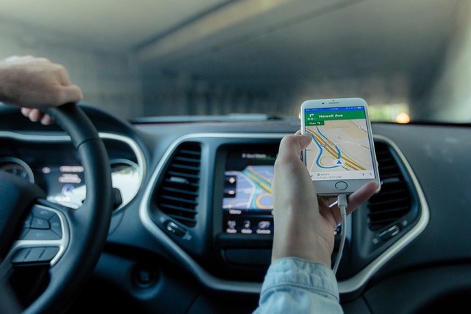 Het gemak van voertuigen volgen met GPS