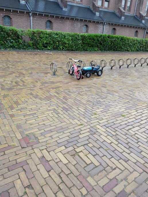 Van wie is dit kinderfietsje plus trekker? - Foto: Eigen geleverde foto