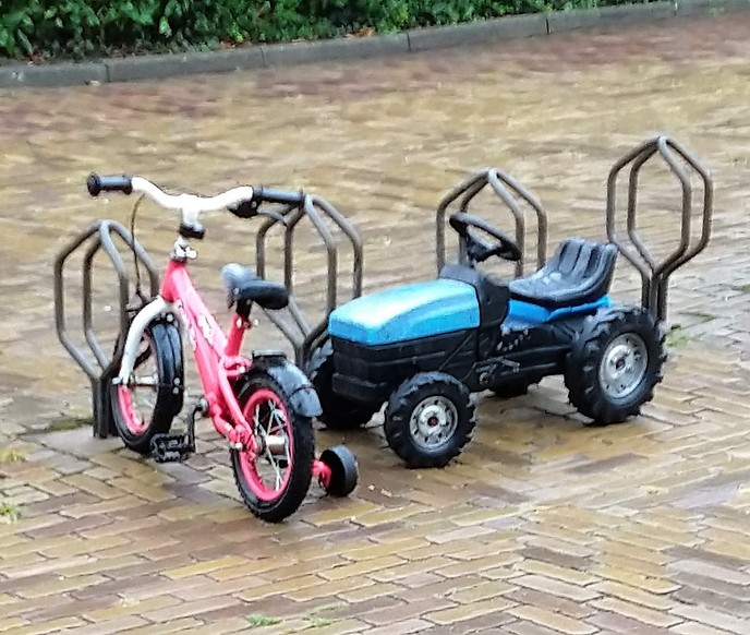Van wie is dit kinderfietsje plus trekker? - Foto: Eigen geleverde foto