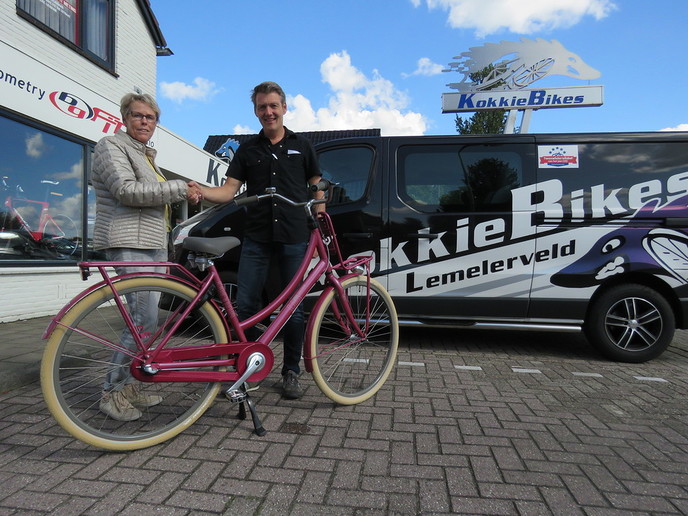 Winnaar fietsactie KokkieBikes dolbij met nieuwe fiets