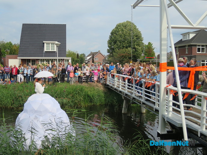 Het DNA “kerkbrugje” Lemelerveld feestelijk geopend - Foto: Wim