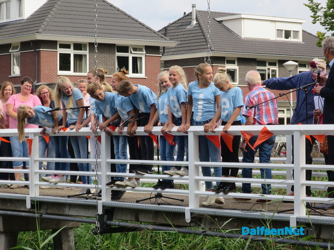 Het DNA “kerkbrugje” Lemelerveld feestelijk geopend - Foto: Wim