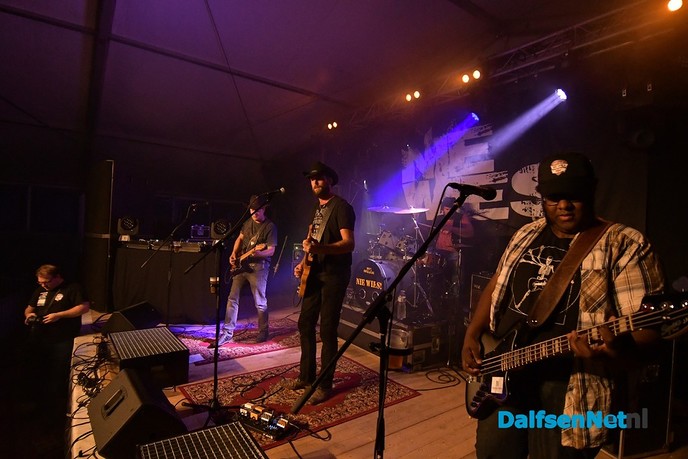 Stampen en deurdonderen op het Ankums Maisfeest - Foto: Johan Bokma