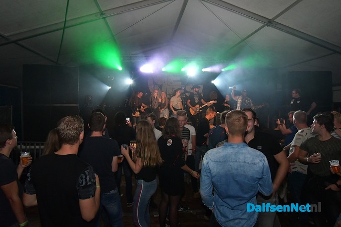 Stampen en deurdonderen op het Ankums Maisfeest - Foto: Johan Bokma