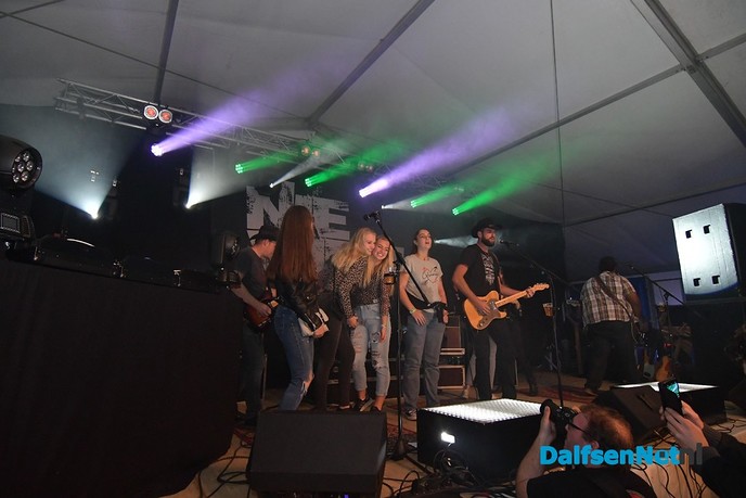 Stampen en deurdonderen op het Ankums Maisfeest - Foto: Johan Bokma