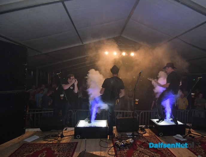 Stampen en deurdonderen op het Ankums Maisfeest - Foto: Johan Bokma