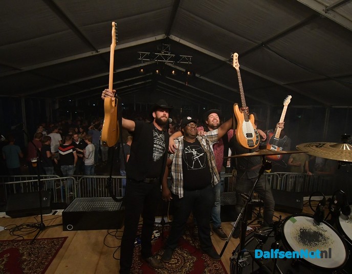 Stampen en deurdonderen op het Ankums Maisfeest - Foto: Johan Bokma