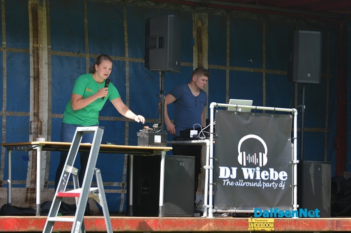 Stampen en deurdonderen op het Ankums Maisfeest - Foto: Johan Bokma