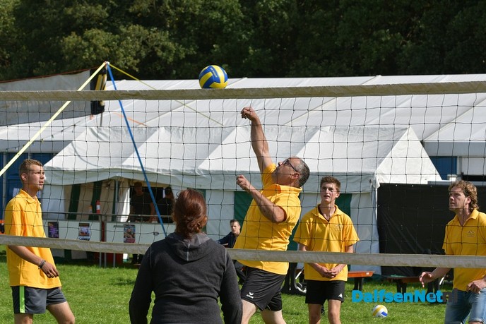Stampen en deurdonderen op het Ankums Maisfeest - Foto: Johan Bokma