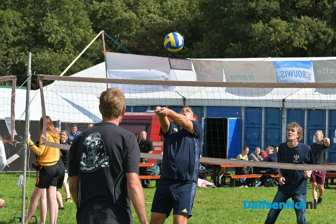 Stampen en deurdonderen op het Ankums Maisfeest - Foto: Johan Bokma