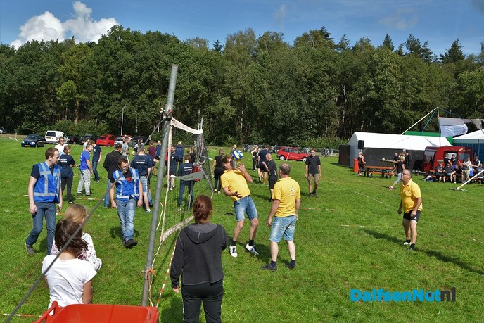 Stampen en deurdonderen op het Ankums Maisfeest - Foto: Johan Bokma