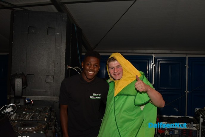 Stampen en deurdonderen op het Ankums Maisfeest - Foto: Johan Bokma