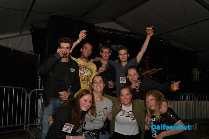 Stampen en deurdonderen op het Ankums Maisfeest - Foto: Johan Bokma