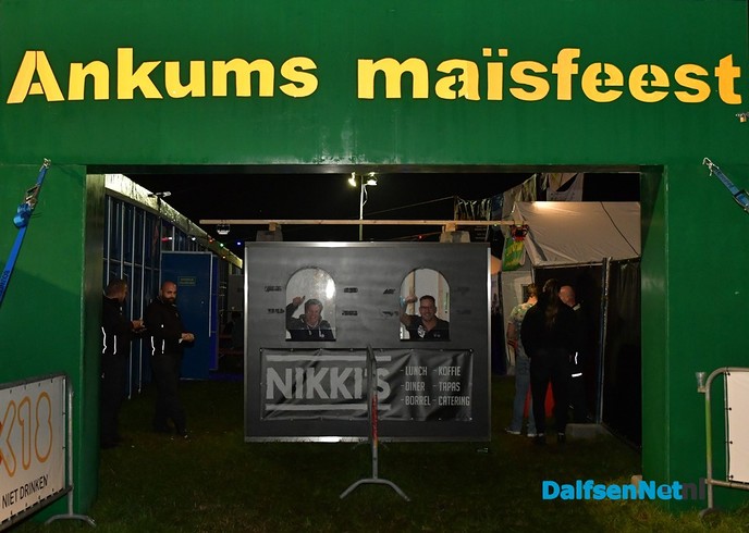 Stampen en deurdonderen op het Ankums Maisfeest - Foto: Johan Bokma