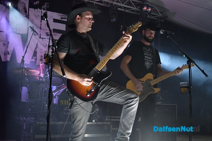 Stampen en deurdonderen op het Ankums Maisfeest - Foto: Johan Bokma