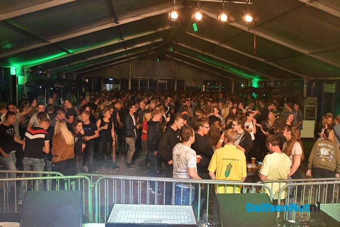Stampen en deurdonderen op het Ankums Maisfeest - Foto: Johan Bokma
