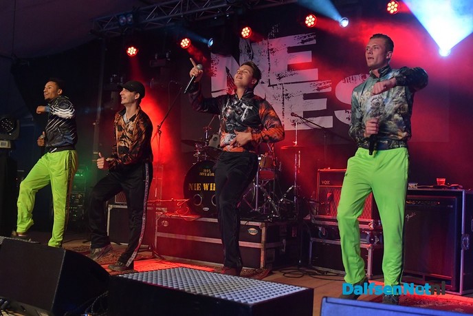 Stampen en deurdonderen op het Ankums Maisfeest - Foto: Johan Bokma