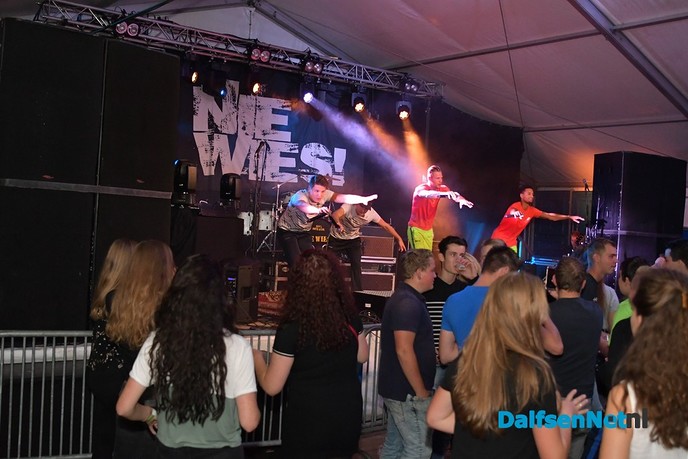 Stampen en deurdonderen op het Ankums Maisfeest - Foto: Johan Bokma