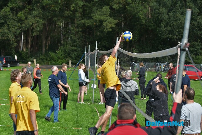Stampen en deurdonderen op het Ankums Maisfeest - Foto: Johan Bokma