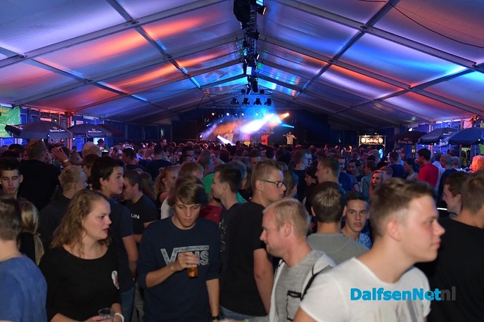 Stampen en deurdonderen op het Ankums Maisfeest - Foto: Johan Bokma