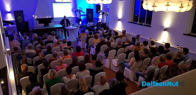 Lezing longarts Sander de Hosson in het Hofje van Buisman in Lemelerveld - Foto: Ingezonden foto