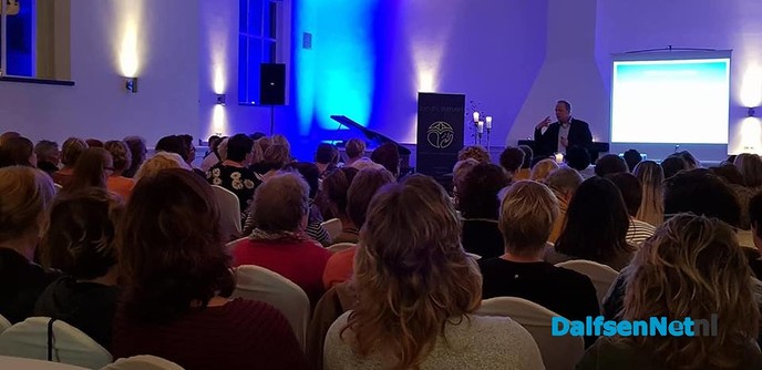 Lezing longarts Sander de Hosson in het Hofje van Buisman in Lemelerveld - Foto: Ingezonden foto