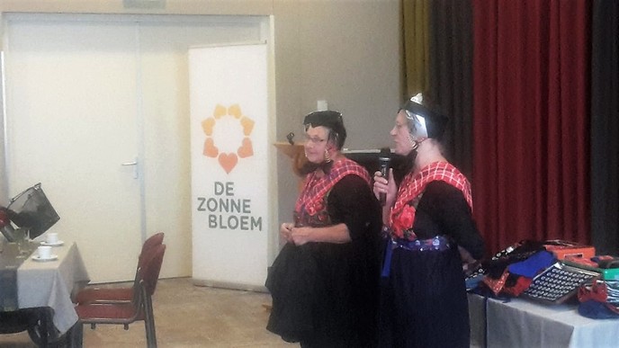Staphorster zussen te gast bij de Zonnebloem - Foto: Eigen geleverde foto