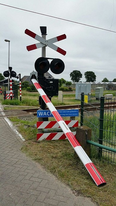 Spooroverweg langer dicht in Dalfsen