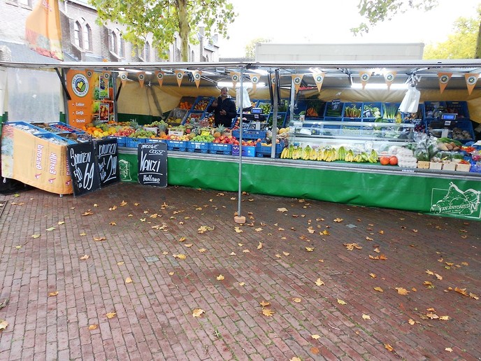 De groentes voor de stamppotten vliegen over de balie