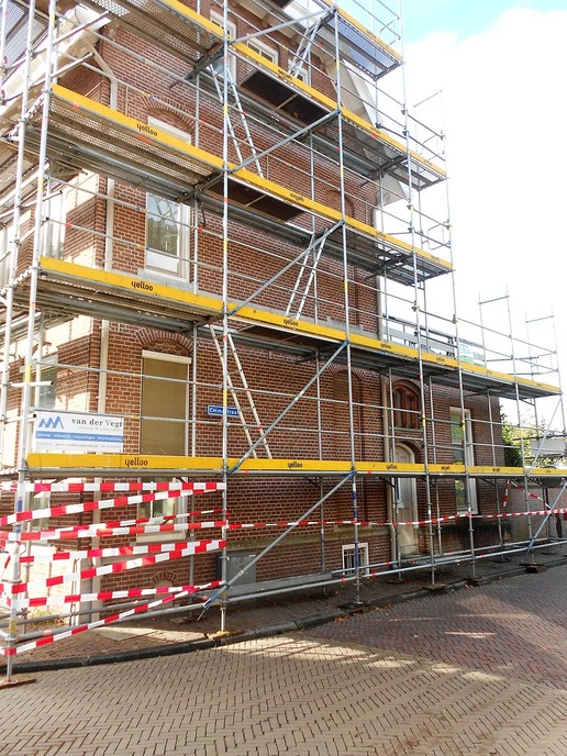 Oude postkantoor flink in de steigers