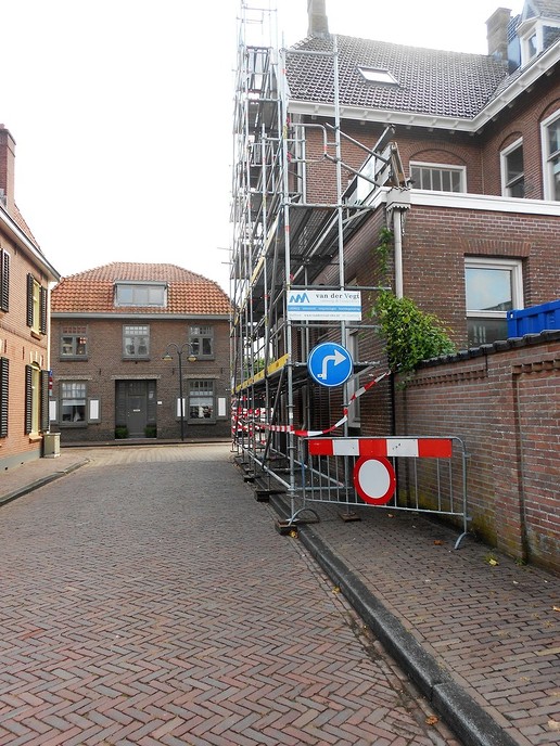 Oude postkantoor flink in de steigers
