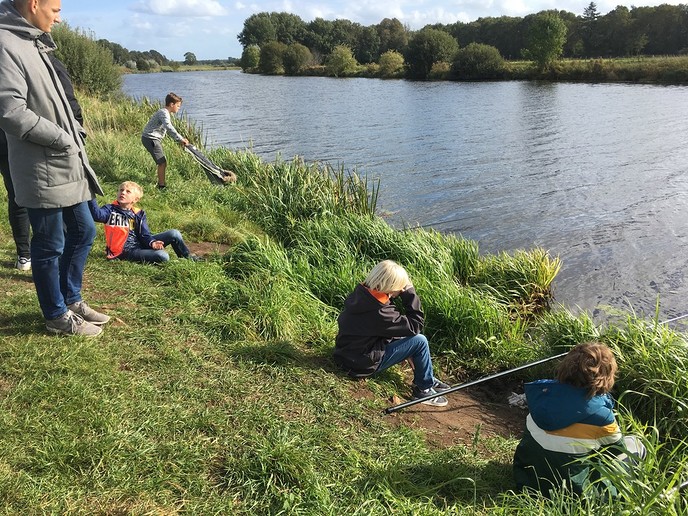 Jonge vissers aan de Vecht - Foto: Eigen geleverde foto