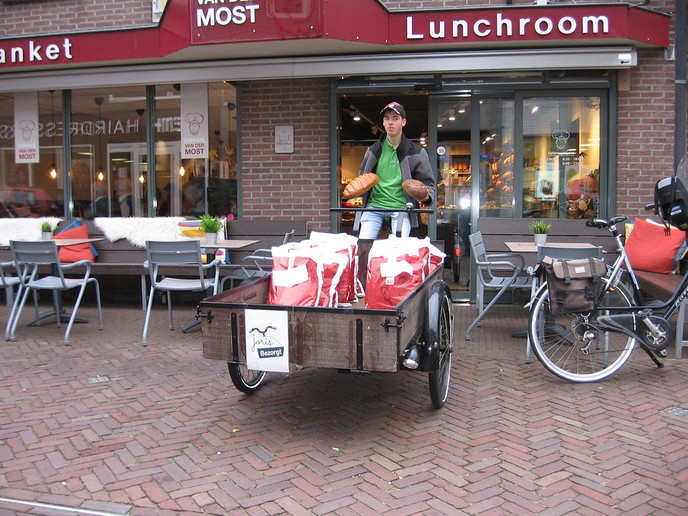 Joris Bezorgt in Dalfsen brood - Foto: Eigen geleverde foto