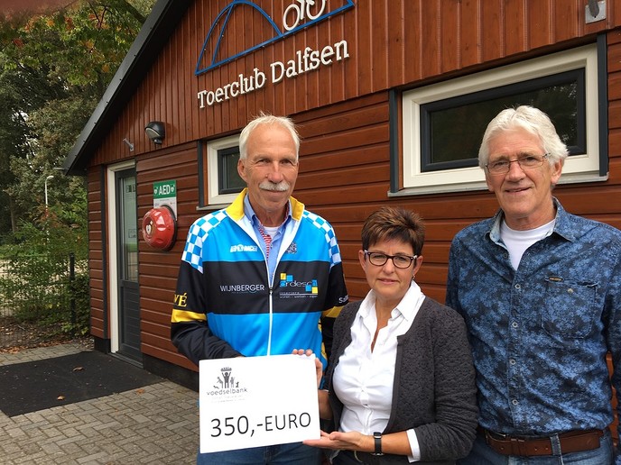 Toerclub Dalfsen: € 350,- voor de Voedselbank - Foto: Eigen geleverde foto