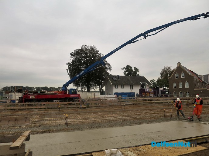 Beton storten kelderdak voorzichtig gestart - Foto: Wim