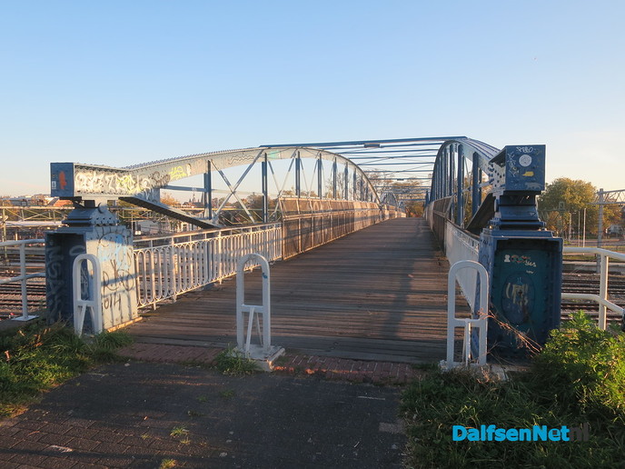Oude voetgangersbrug nog steeds in gebruik - Foto: Wim