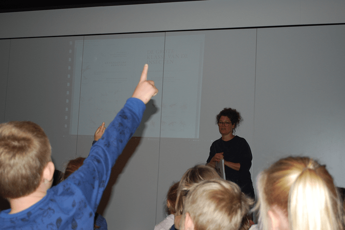 Kinderen op bezoek bij illustrator Medy Oberendorff. - Foto: Eigen geleverde foto