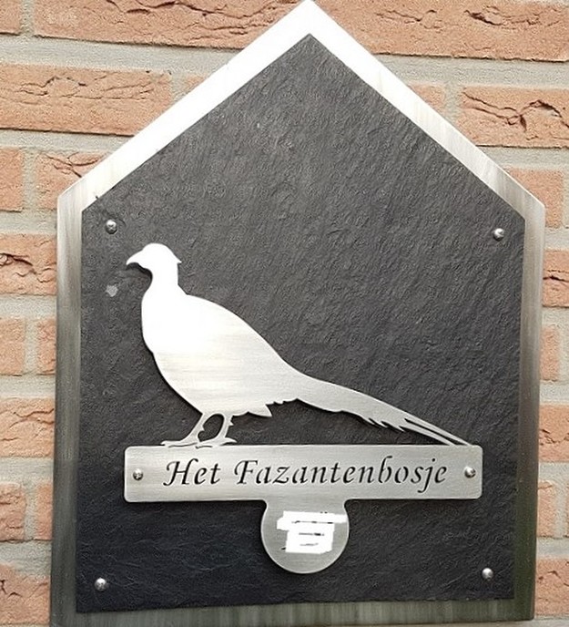 huisnummerbordje in Hessum - Foto: Gruune Jopie