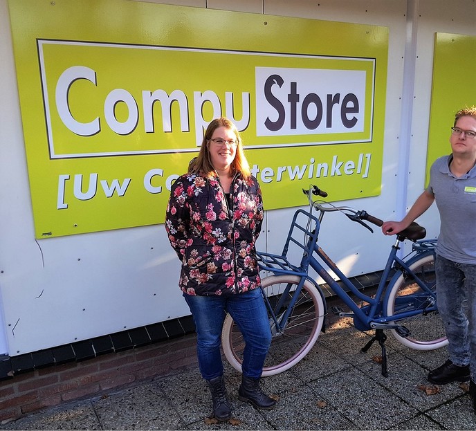 Mevrouw Kooistra wint Gazelle fiets bij Compustore - Foto: Eigen geleverde foto