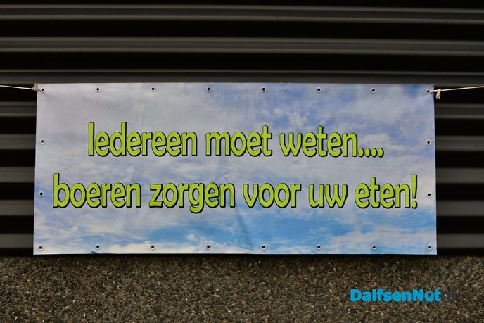 Schoolontbijt met uitzicht op de biggetjes en varkens bij de Varkenshoff - Foto: Johan Bokma